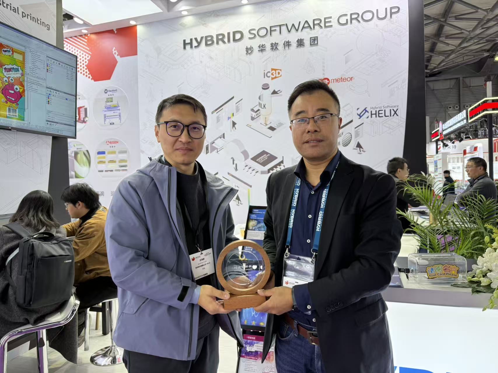 Sheldon Wang, Technical Sales Consultant, and Bob Zhang, OEM Sales Manager, Asia Pacific, from Hybrid Software Helix with the Label Industry China Award 2025.